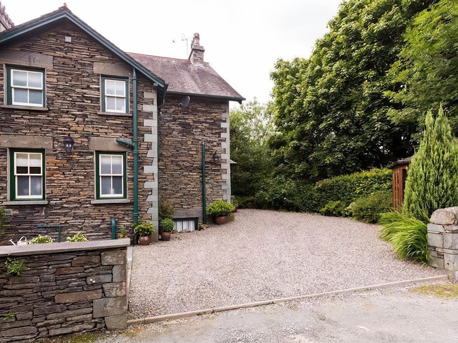 Bracken Howe within Ambleside, Cumbria. Hot tub. Four poster bed. Luxury. Large. Smart TVs. Barbecue