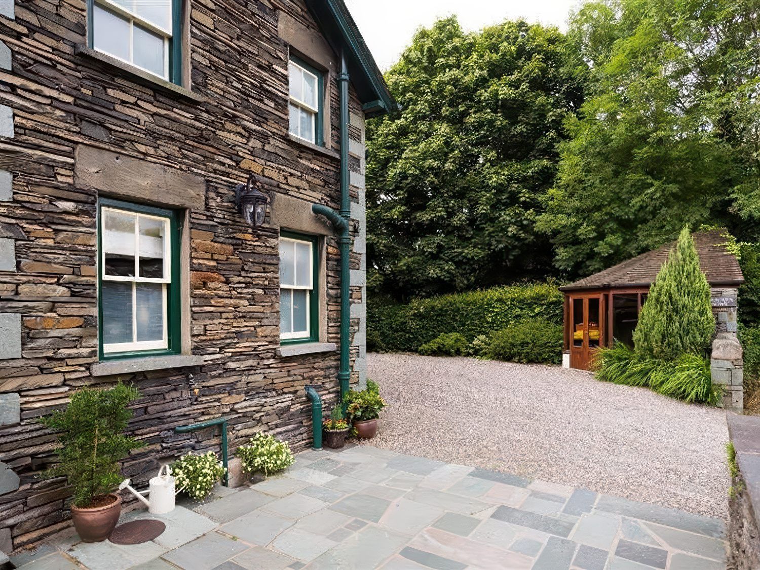 Bracken Howe within Ambleside, Cumbria. Hot tub. Four poster bed. Luxury. Large. Smart TVs. Barbecue