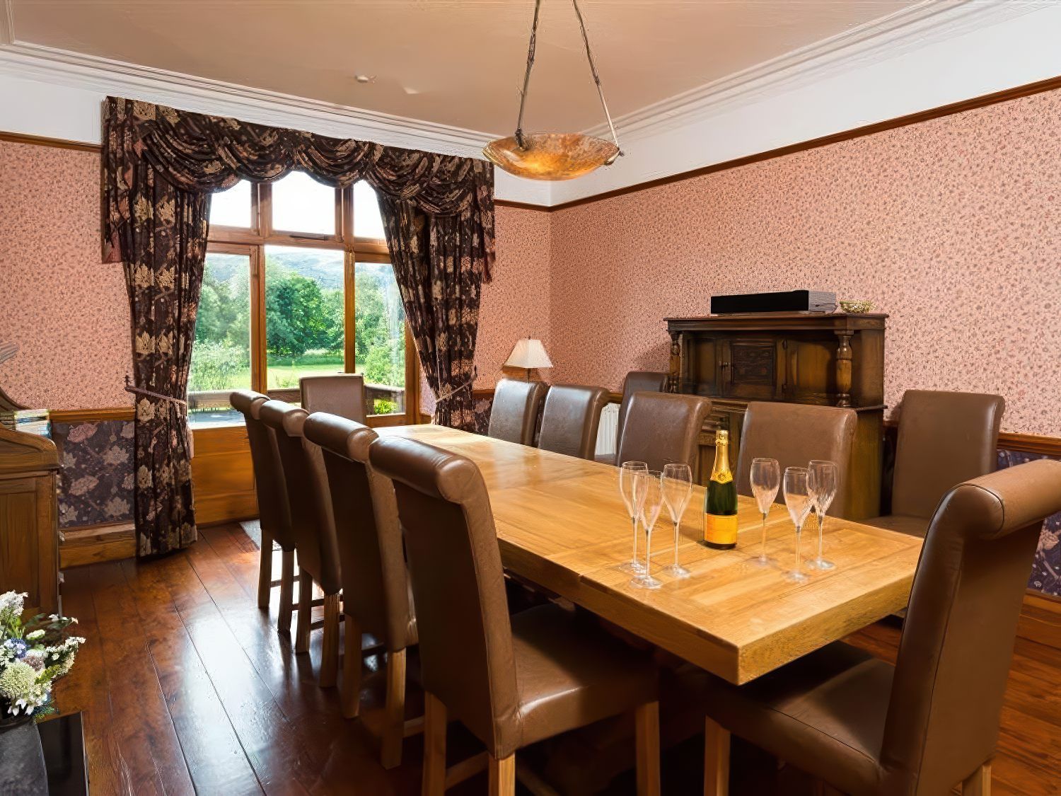 Bracken Howe within Ambleside, Cumbria. Hot tub. Four poster bed. Luxury. Large. Smart TVs. Barbecue