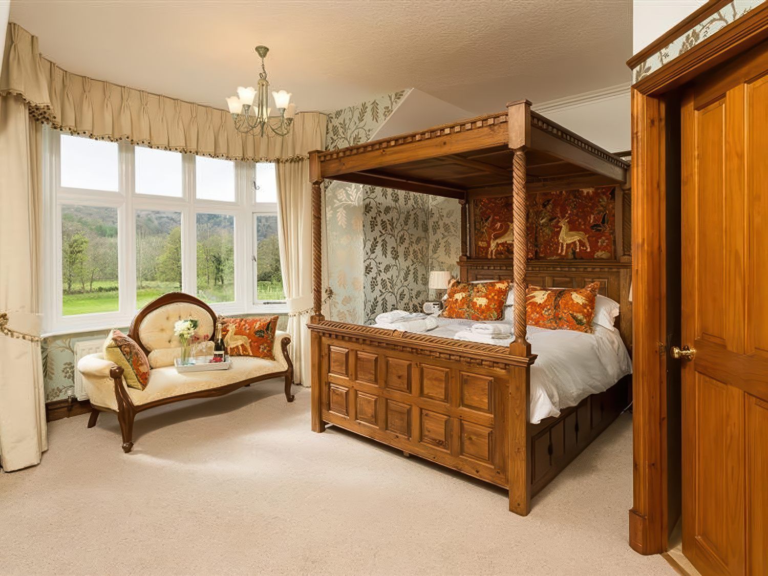 Bracken Howe within Ambleside, Cumbria. Hot tub. Four poster bed. Luxury. Large. Smart TVs. Barbecue