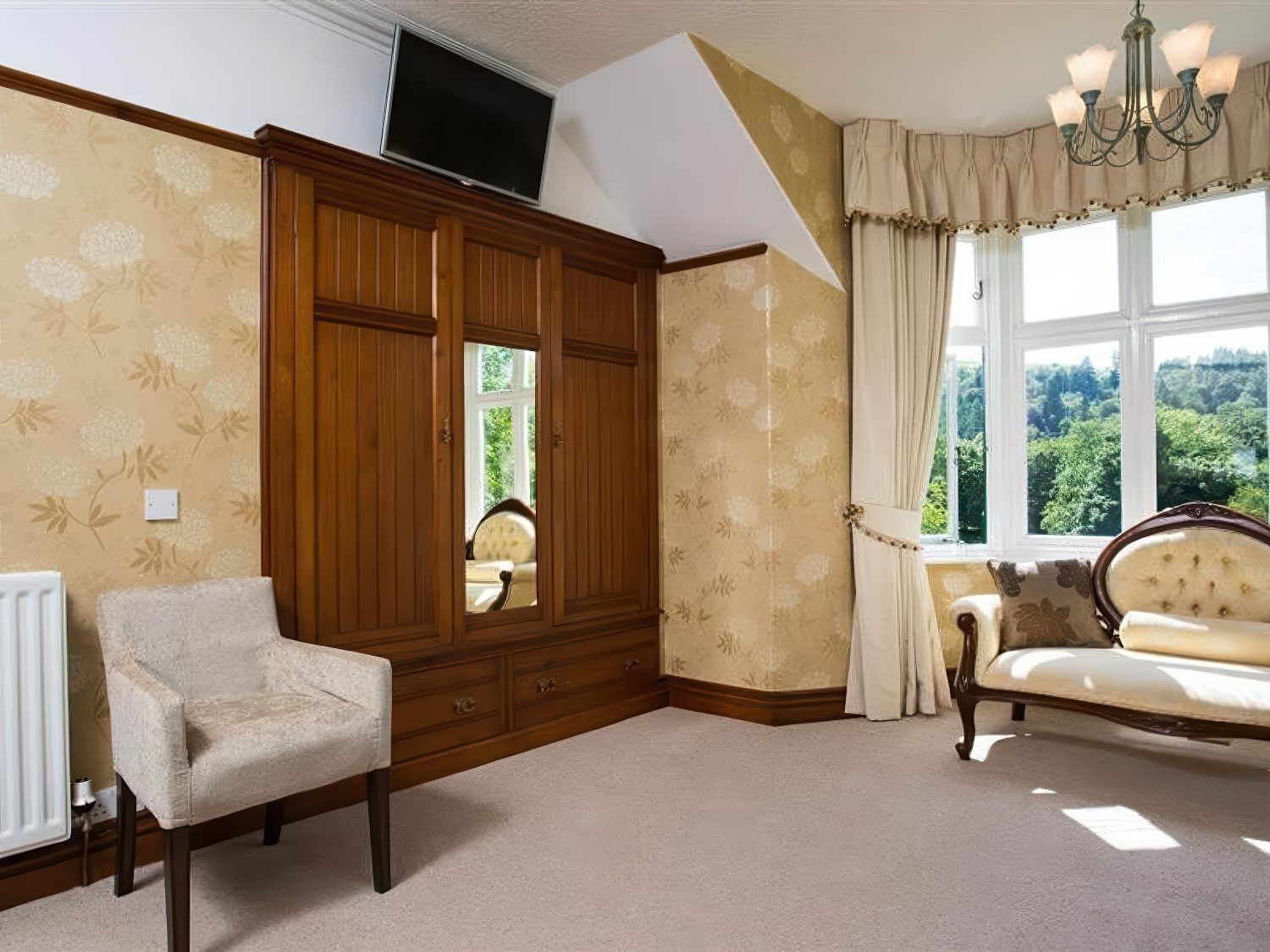 Bracken Howe within Ambleside, Cumbria. Hot tub. Four poster bed. Luxury. Large. Smart TVs. Barbecue