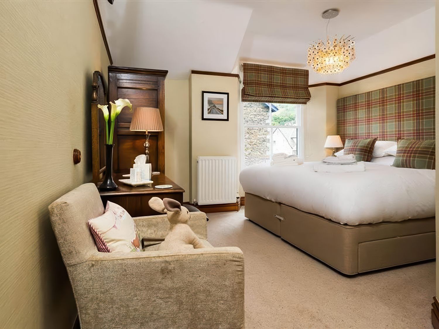 Bracken Howe within Ambleside, Cumbria. Hot tub. Four poster bed. Luxury. Large. Smart TVs. Barbecue