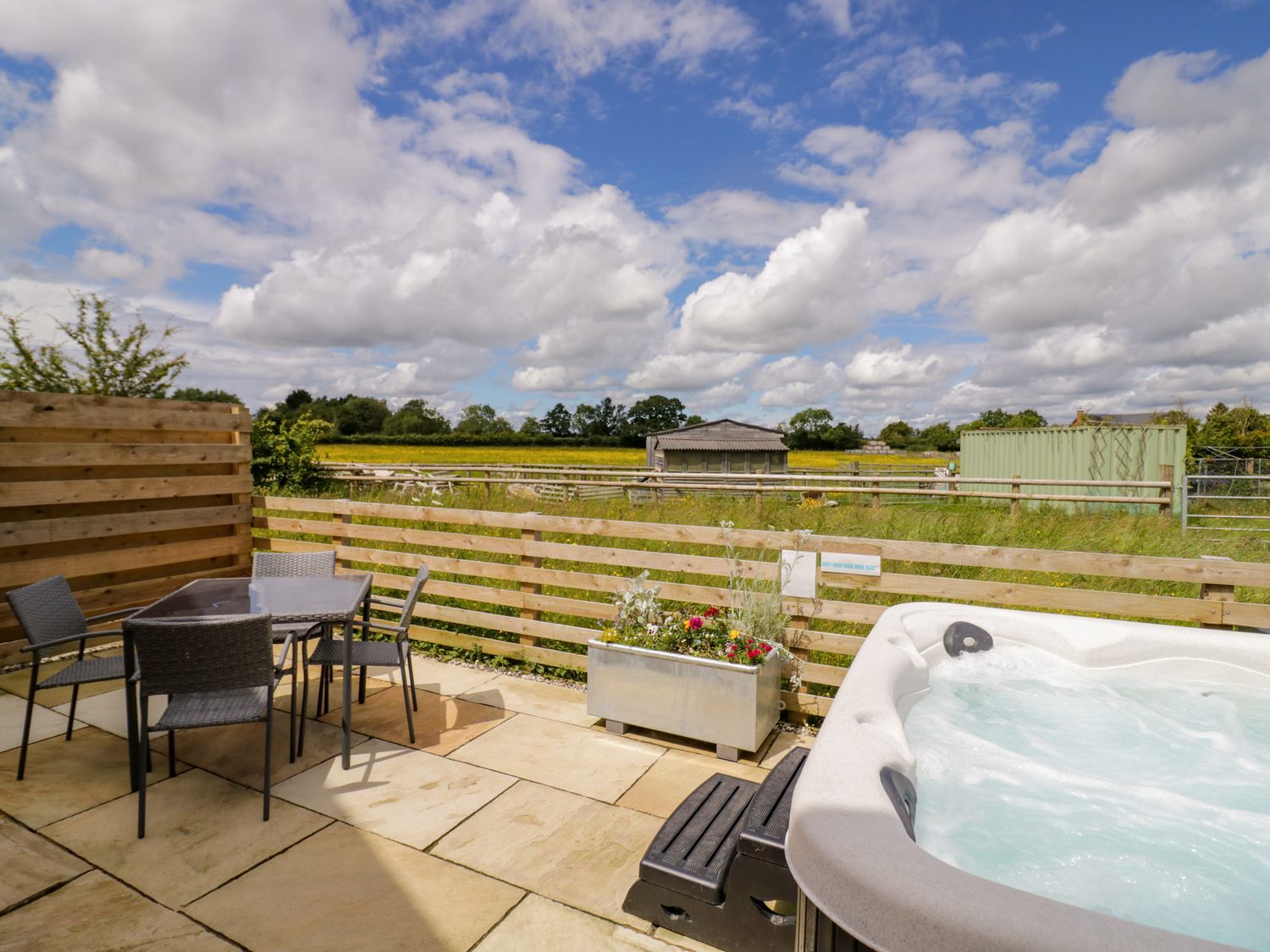 Daisy Cottage, Oxhill near Tysoe, Warwickshire. Countryside location. Close to shop. Woodburner. TV.