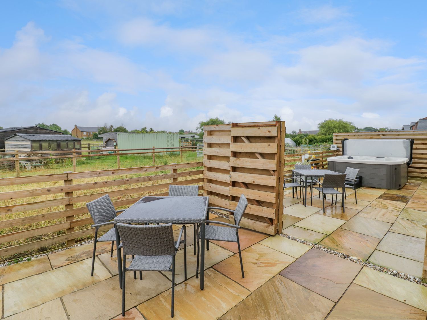 Daisy Cottage, Oxhill near Tysoe, Warwickshire. Countryside location. Close to shop. Woodburner. TV.