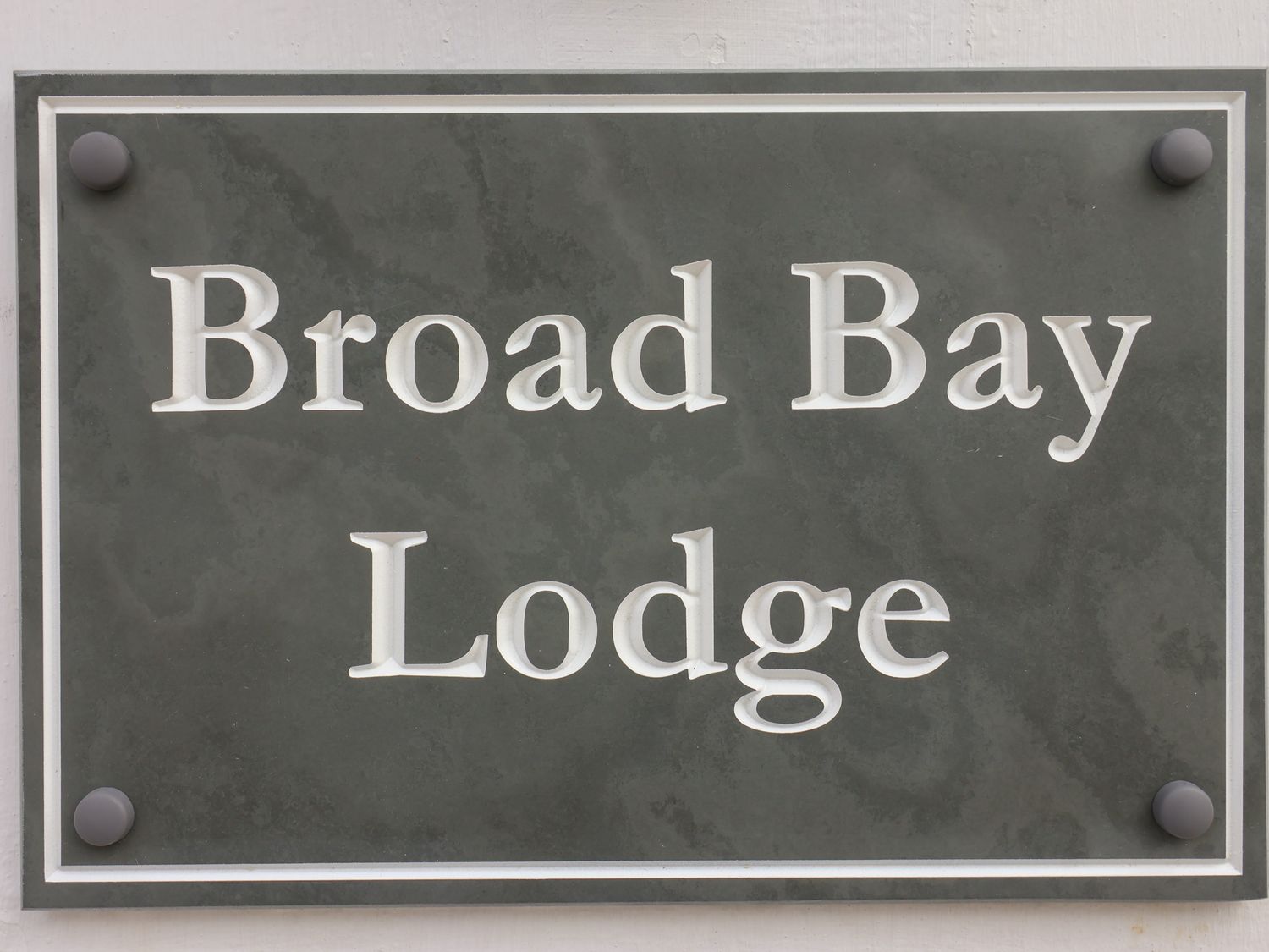 Broad Bay Lodge, Bridlington, East Riding of Yorkshire. Hot tub. Woodburning stove. Enclosed garden.