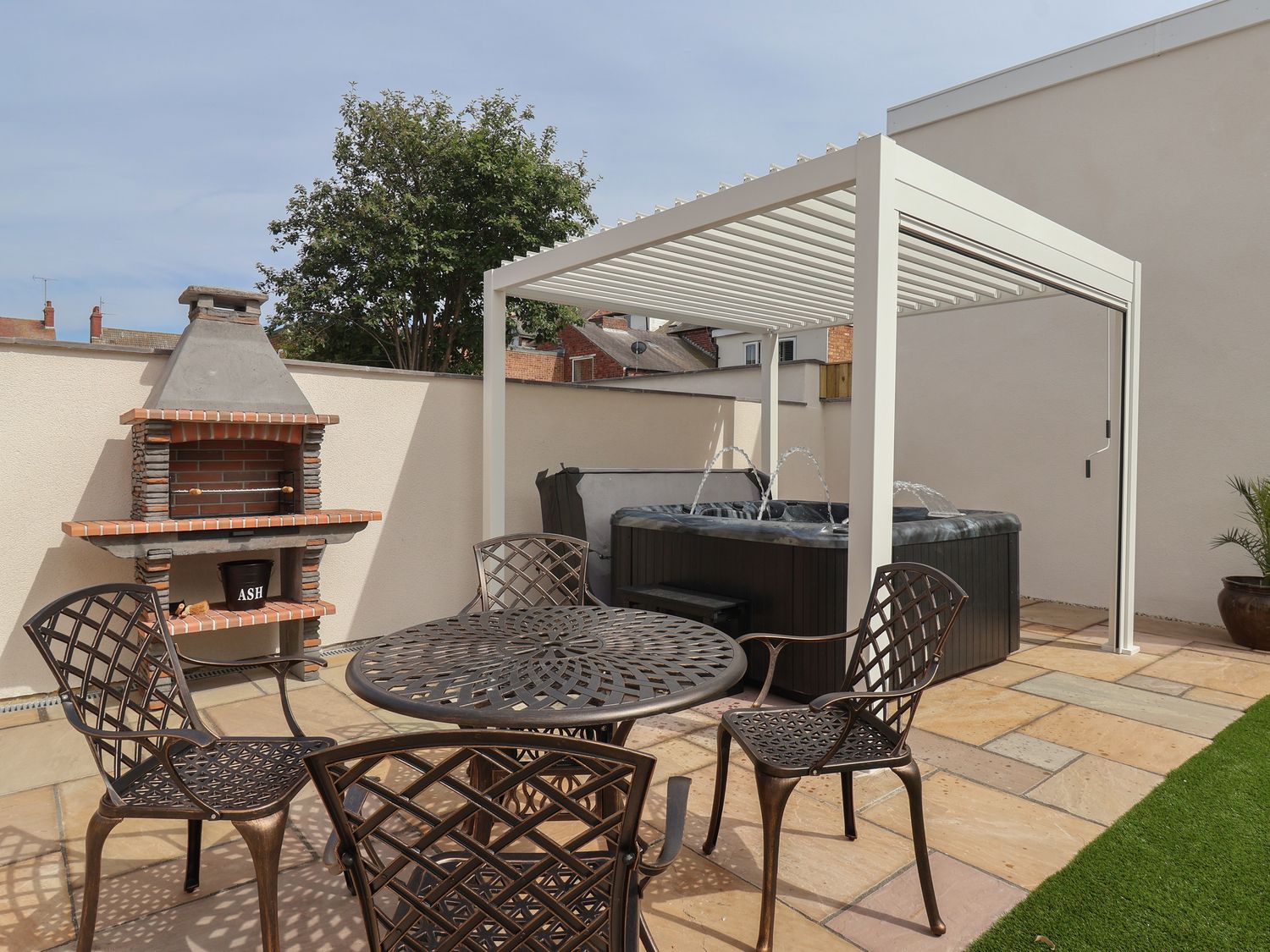 Broad Bay Lodge, Bridlington, East Riding of Yorkshire. Hot tub. Woodburning stove. Enclosed garden.