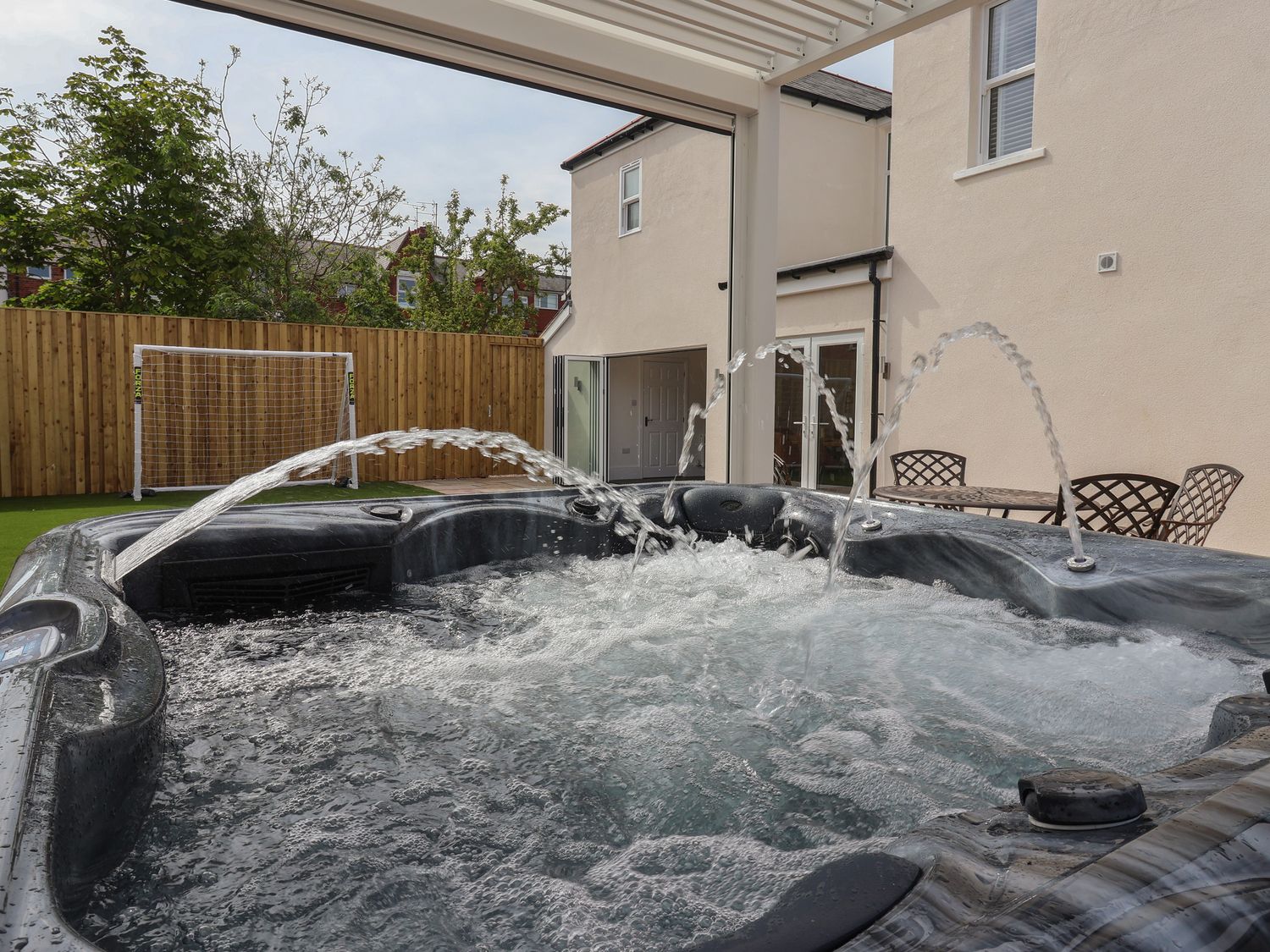 Broad Bay Lodge, Bridlington, East Riding of Yorkshire. Hot tub. Woodburning stove. Enclosed garden.