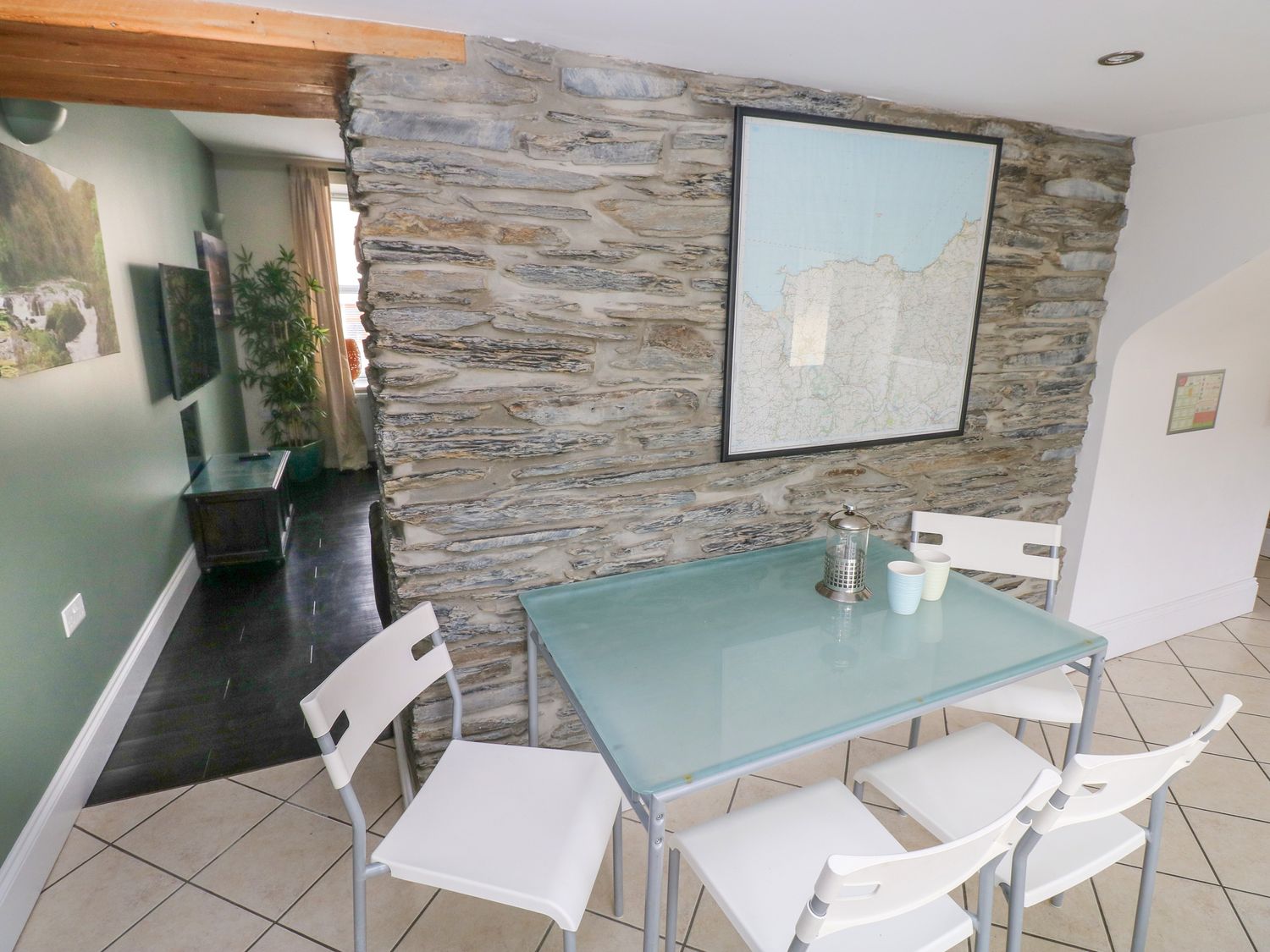 Station Hall, Cilgerran, Pembrokeshire, Wales. Hot tub. Pet-friendly. Child-friendly. Barbecue. WiFi