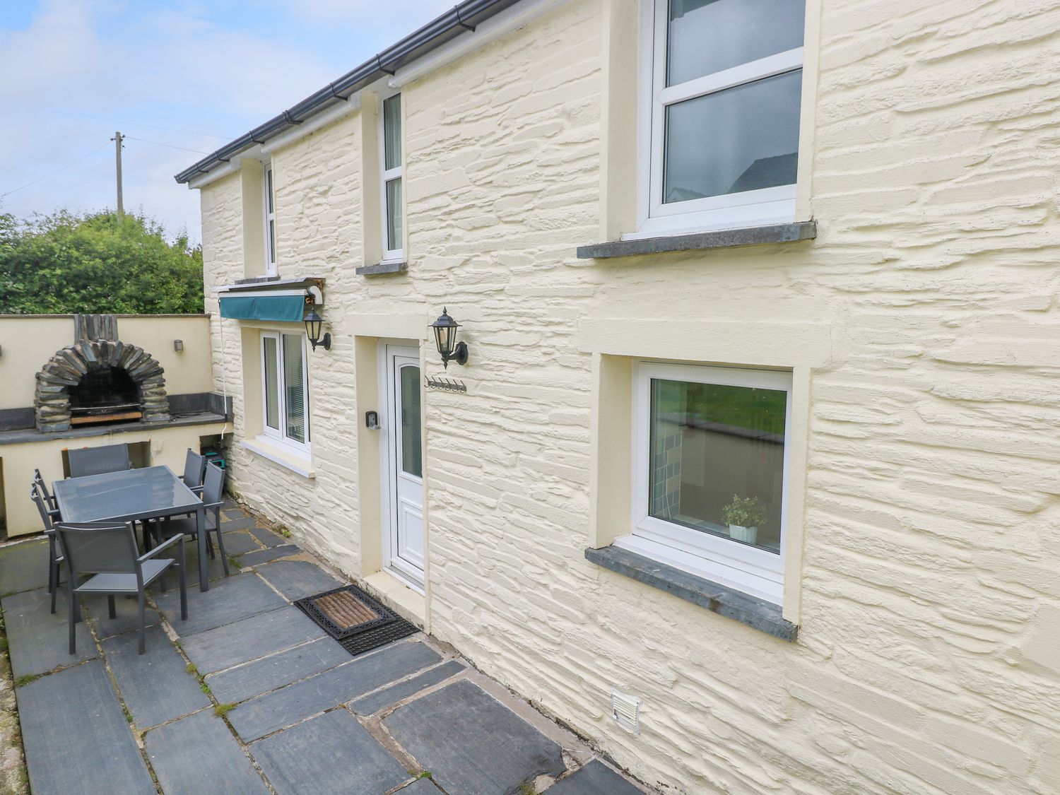 Station Hall, Cilgerran, Pembrokeshire, Wales. Hot tub. Pet-friendly. Child-friendly. Barbecue. WiFi