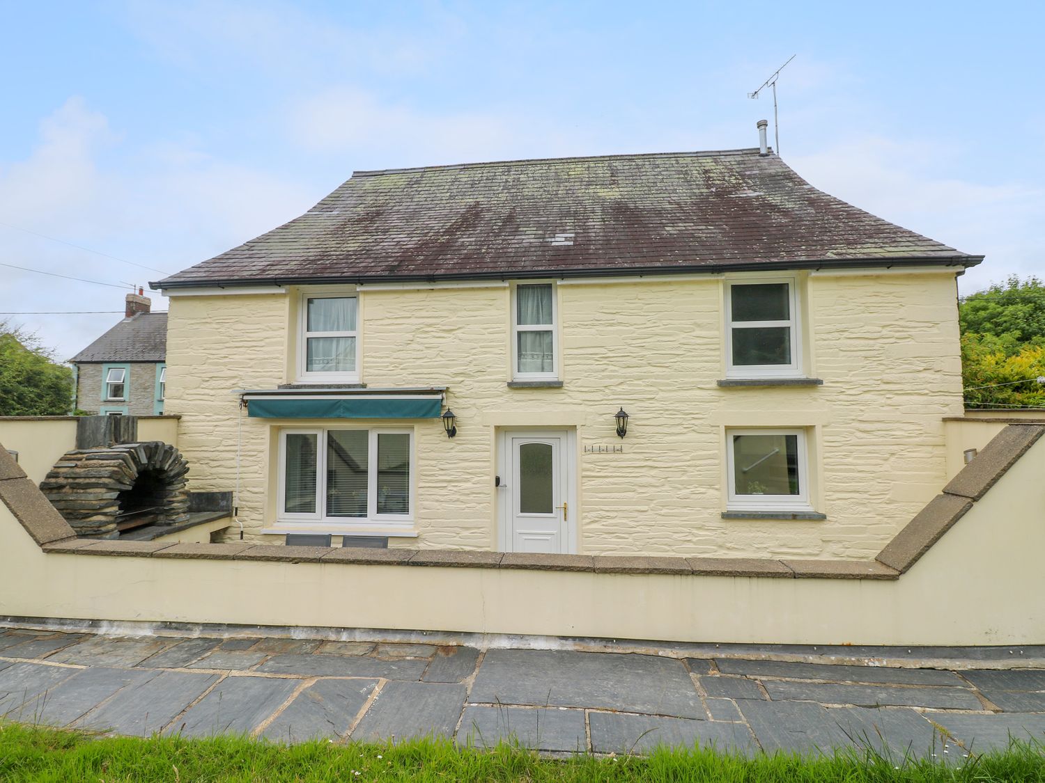 Station Hall, Cilgerran, Pembrokeshire, Wales. Hot tub. Pet-friendly. Child-friendly. Barbecue. WiFi