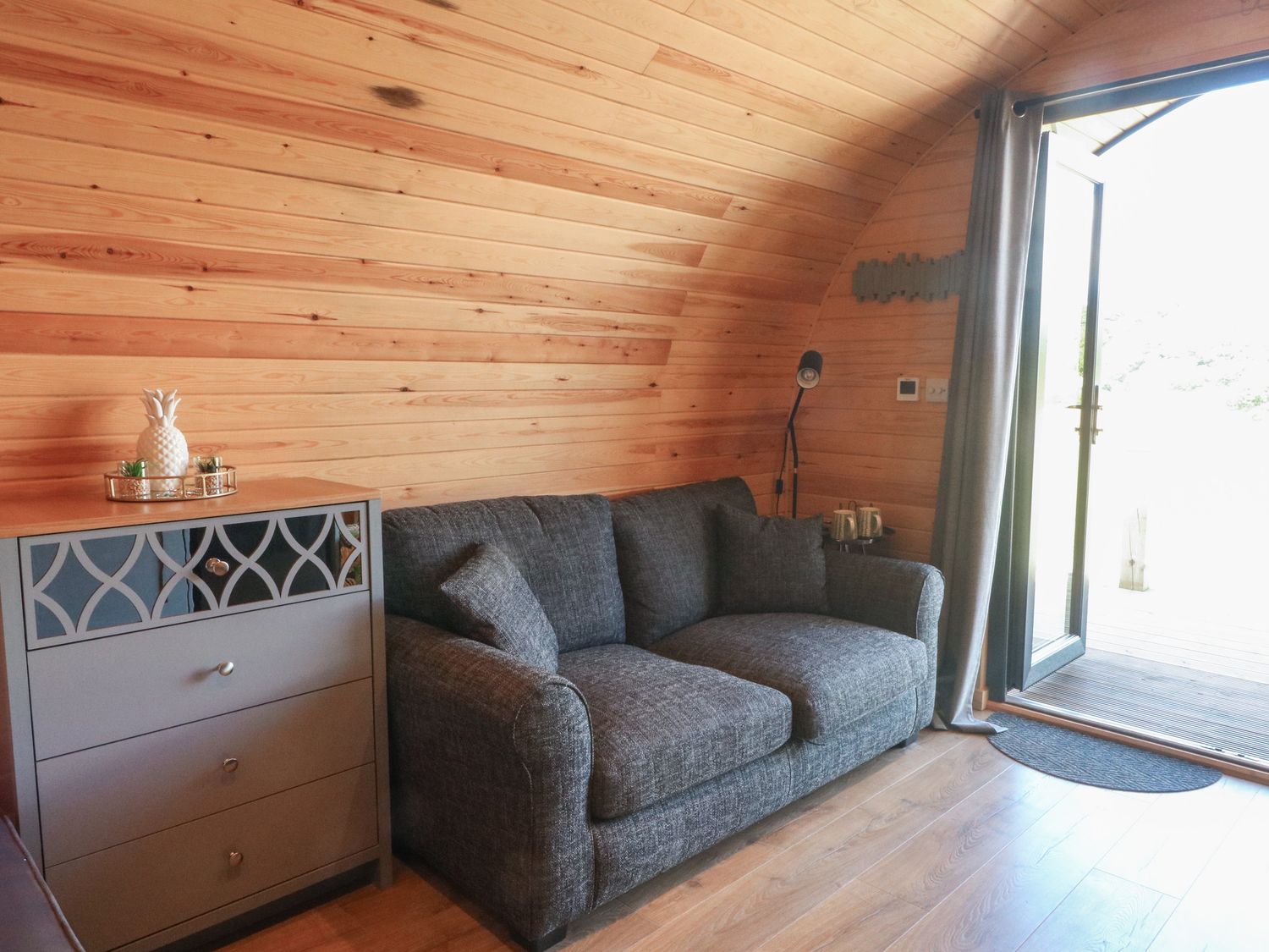 Paradise, Kenstone, near Hodnet, Shropshire. Hot tub. Fire pit. Decking. Parking. Smart TV. Romantic