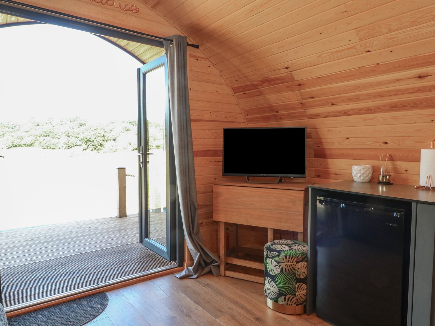 Paradise, Kenstone, near Hodnet, Shropshire. Hot tub. Fire pit. Decking. Parking. Smart TV. Romantic