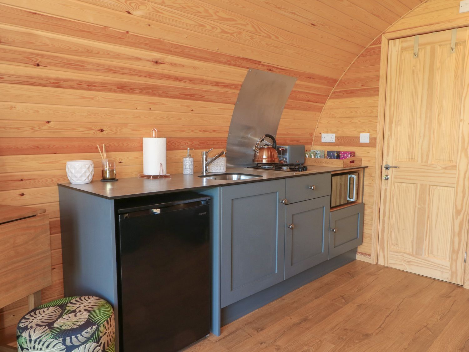 Paradise, Kenstone, near Hodnet, Shropshire. Hot tub. Fire pit. Decking. Parking. Smart TV. Romantic