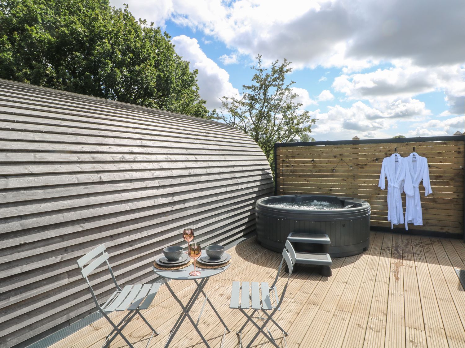 Paradise, Kenstone, near Hodnet, Shropshire. Hot tub. Fire pit. Decking. Parking. Smart TV. Romantic