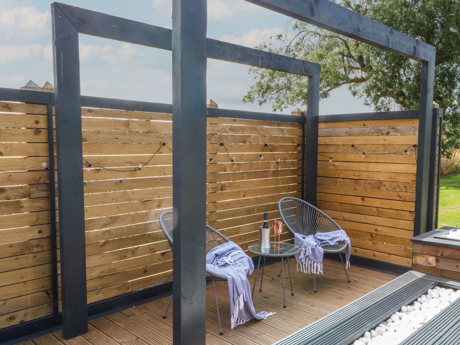 Paradise, Kenstone, near Hodnet, Shropshire. Hot tub. Fire pit. Decking. Parking. Smart TV. Romantic