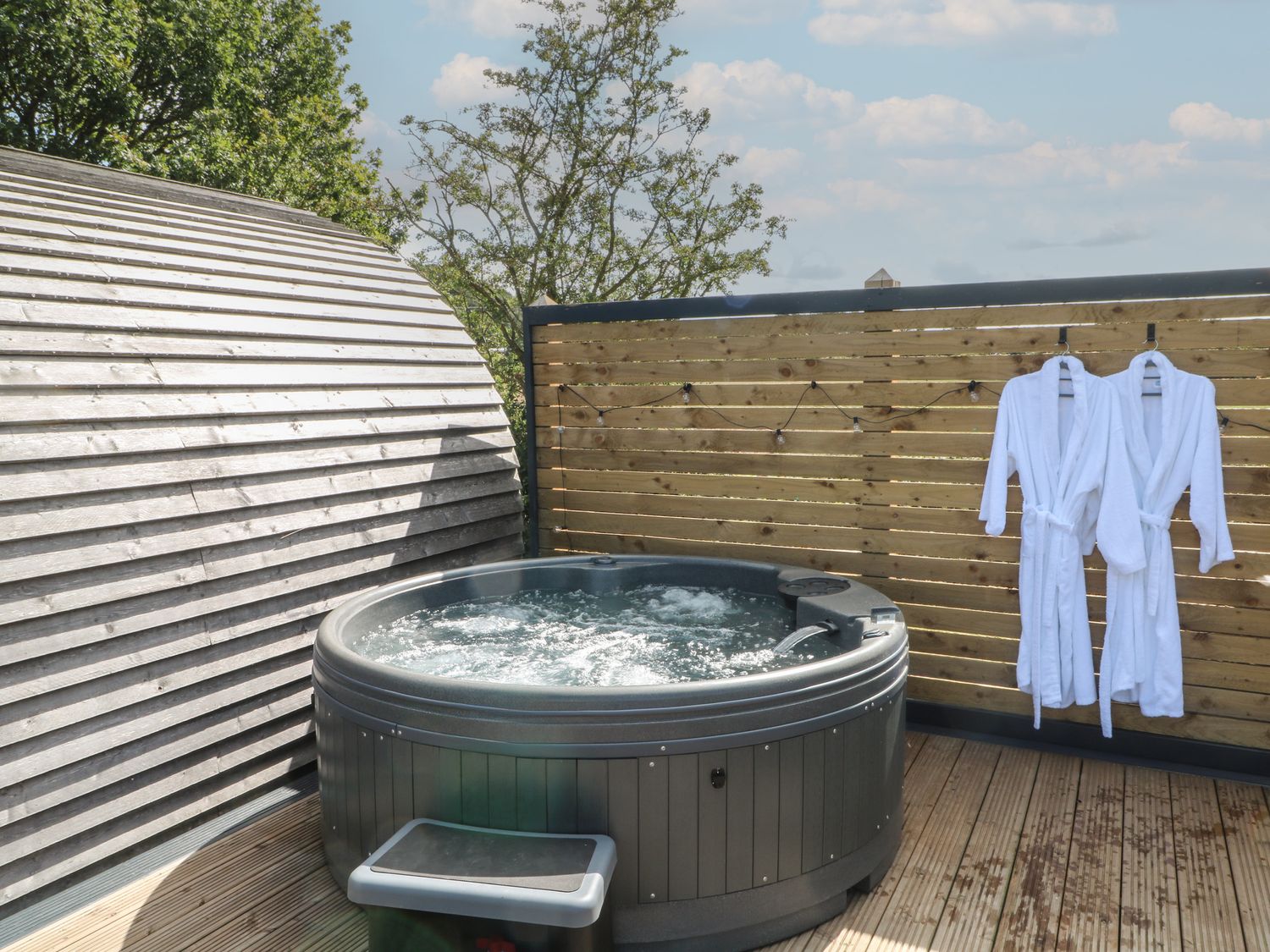 Paradise, Kenstone, near Hodnet, Shropshire. Hot tub. Fire pit. Decking. Parking. Smart TV. Romantic