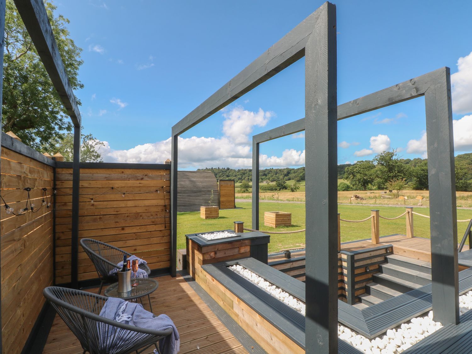 Paradise, Kenstone, near Hodnet, Shropshire. Hot tub. Fire pit. Decking. Parking. Smart TV. Romantic