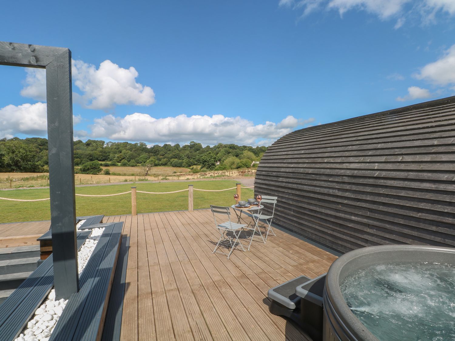 Paradise, Kenstone, near Hodnet, Shropshire. Hot tub. Fire pit. Decking. Parking. Smart TV. Romantic