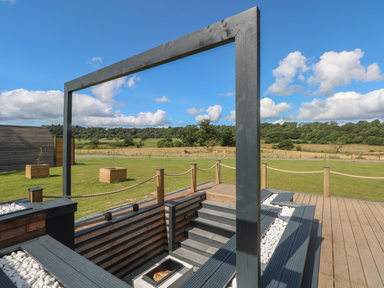 Paradise, Kenstone, near Hodnet, Shropshire. Hot tub. Fire pit. Decking. Parking. Smart TV. Romantic