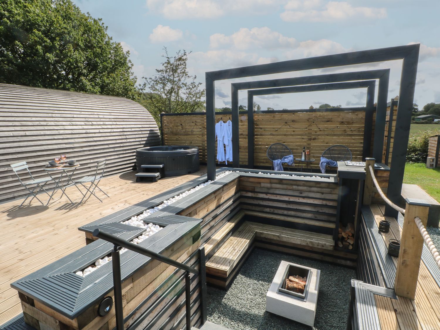 Paradise, Kenstone, near Hodnet, Shropshire. Hot tub. Fire pit. Decking. Parking. Smart TV. Romantic