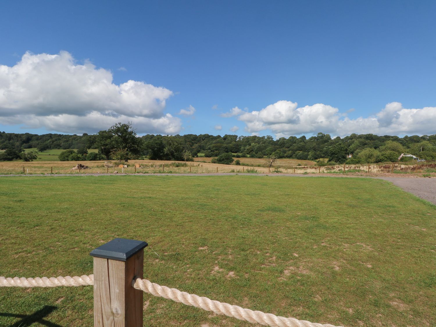 Paradise, Kenstone, near Hodnet, Shropshire. Hot tub. Fire pit. Decking. Parking. Smart TV. Romantic