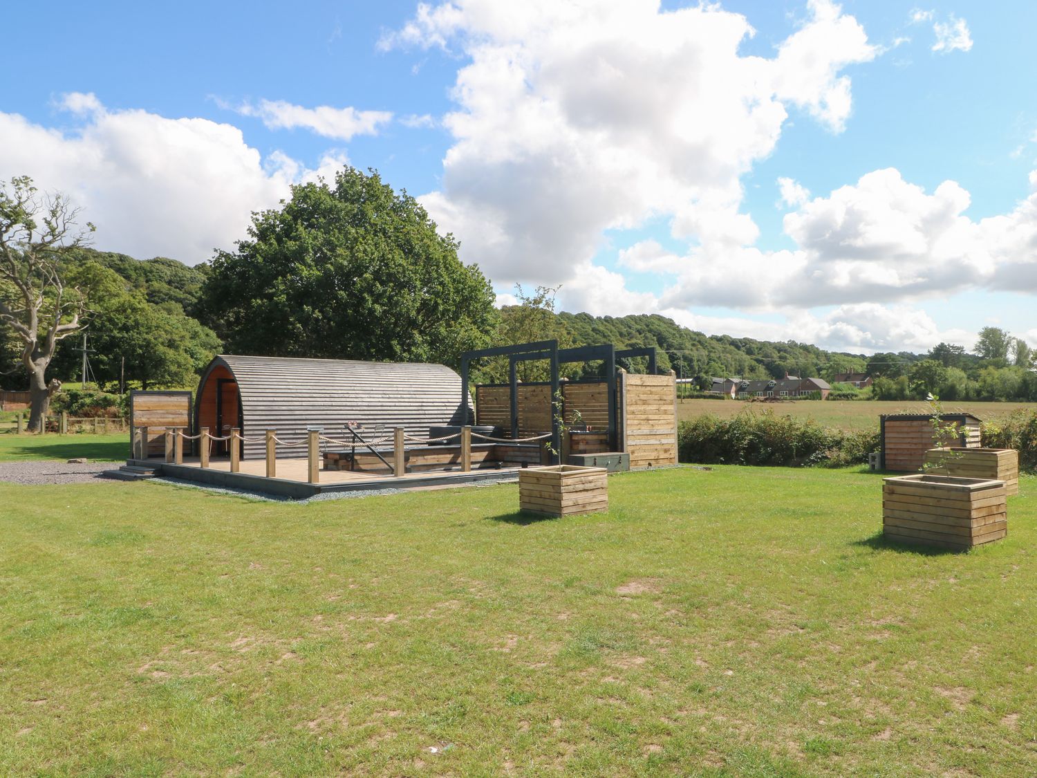 Paradise, Kenstone, near Hodnet, Shropshire. Hot tub. Fire pit. Decking. Parking. Smart TV. Romantic