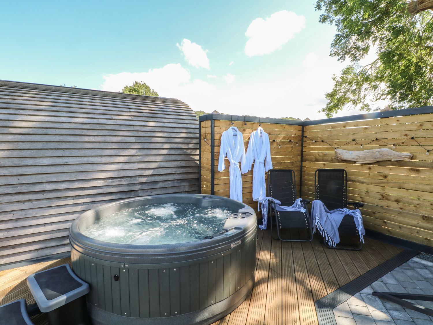 Hawkstone, Kenstone, near Hodnet, Shropshire. Hot tub. Romantic. Decking. Off-road parking. Smart TV