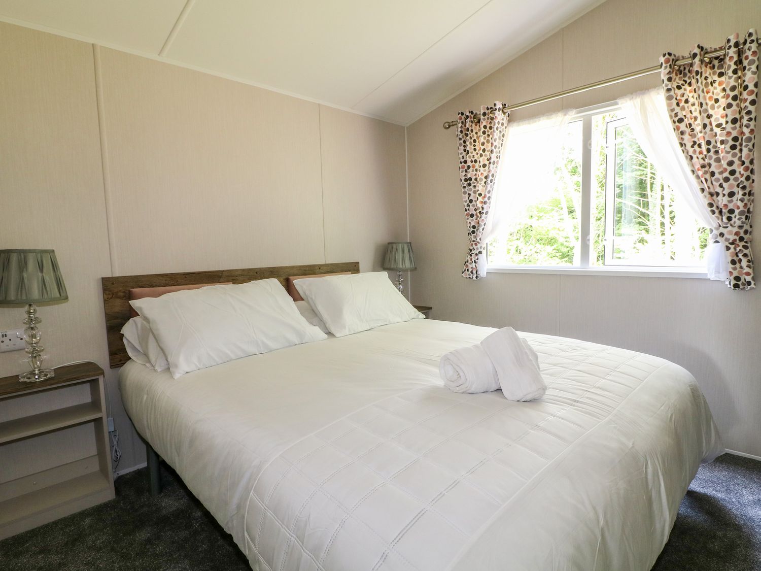 Swan Lake Lodges 2, Swannington, Leicestershire. Hot tub. Smart TV. Enclosed garden. Open-plan. WiFi