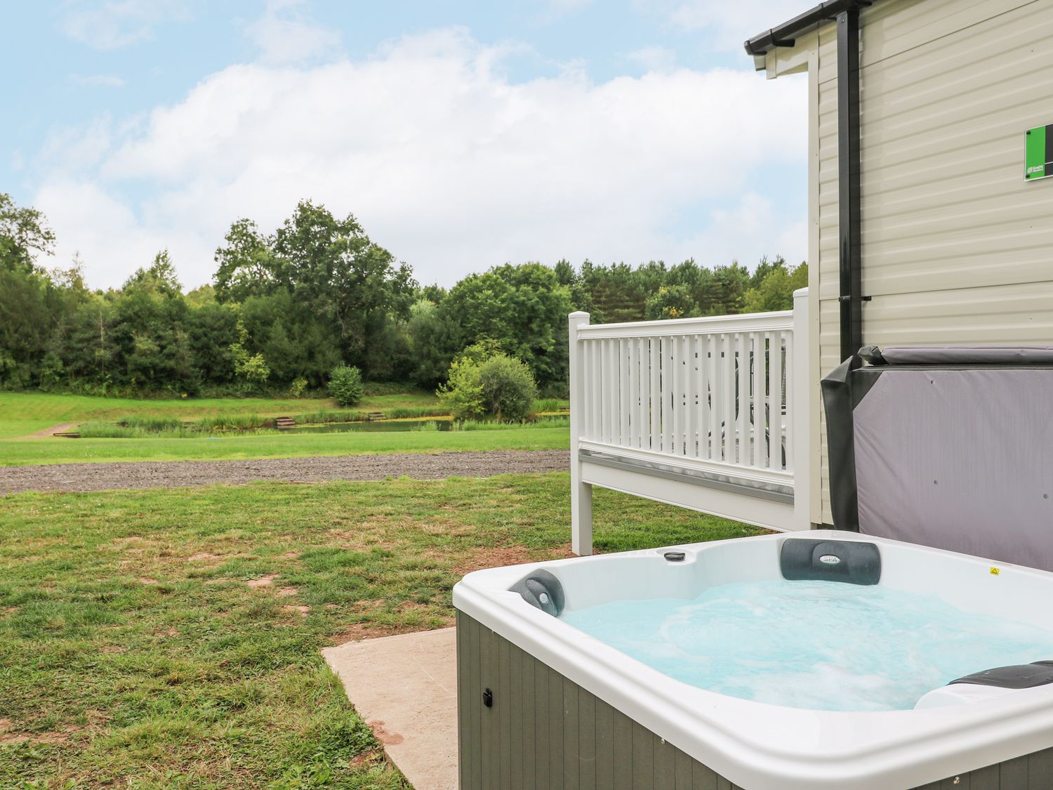 Swan Lake Lodges 2, Swannington, Leicestershire. Hot tub. Smart TV. Enclosed garden. Open-plan. WiFi