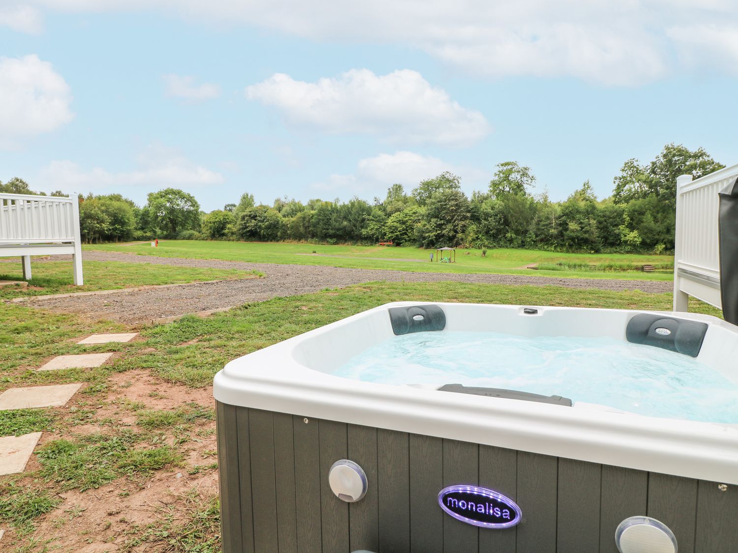 Swan Lake Lodges 2, Swannington, Leicestershire. Hot tub. Smart TV. Enclosed garden. Open-plan. WiFi