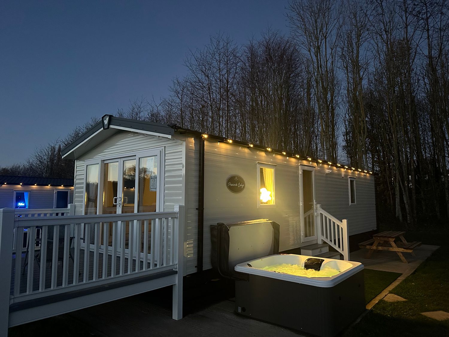 Swan Lake Lodges 2, Swannington, Leicestershire. Hot tub. Smart TV. Enclosed garden. Open-plan. WiFi