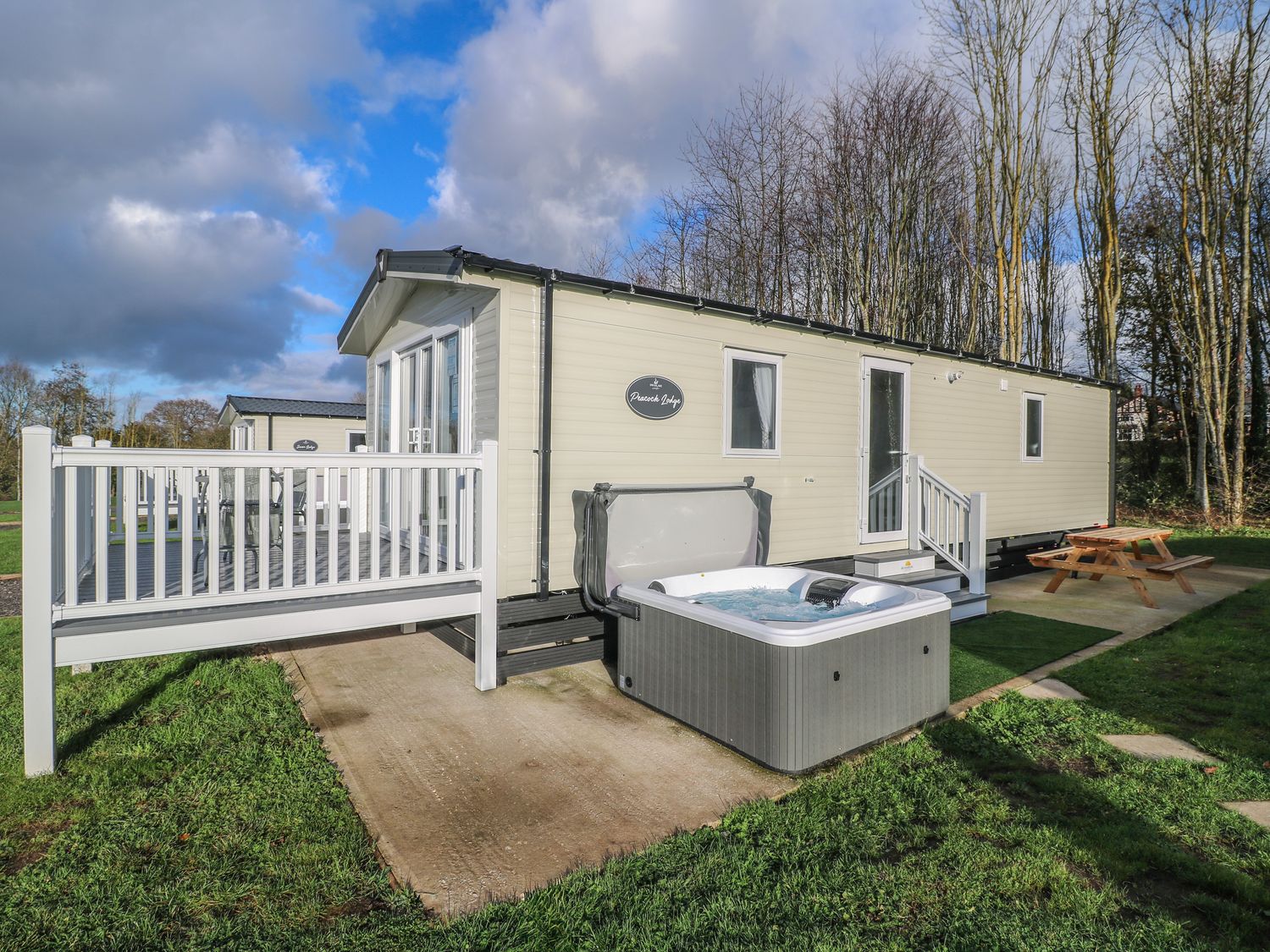 Swan Lake Lodges 2, Swannington, Leicestershire. Hot tub. Smart TV. Enclosed garden. Open-plan. WiFi