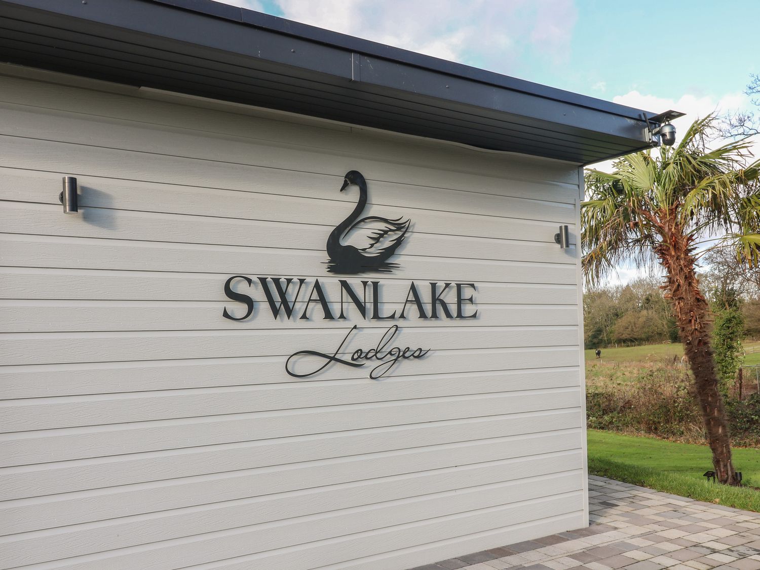 Swan Lake Lodges 2, Swannington, Leicestershire. Hot tub. Smart TV. Enclosed garden. Open-plan. WiFi