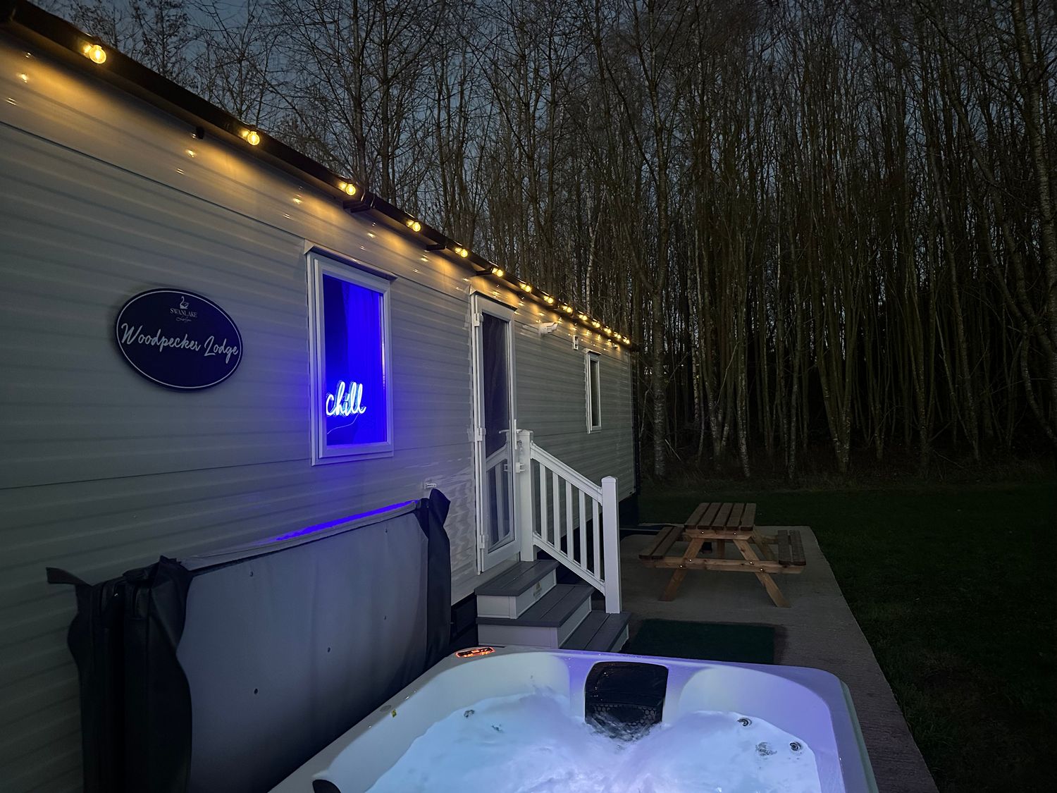 Swan Lake Lodges 3, Swannington, Leicestershire. Hot tub. Enclosed garden. Dishwasher. Single-storey