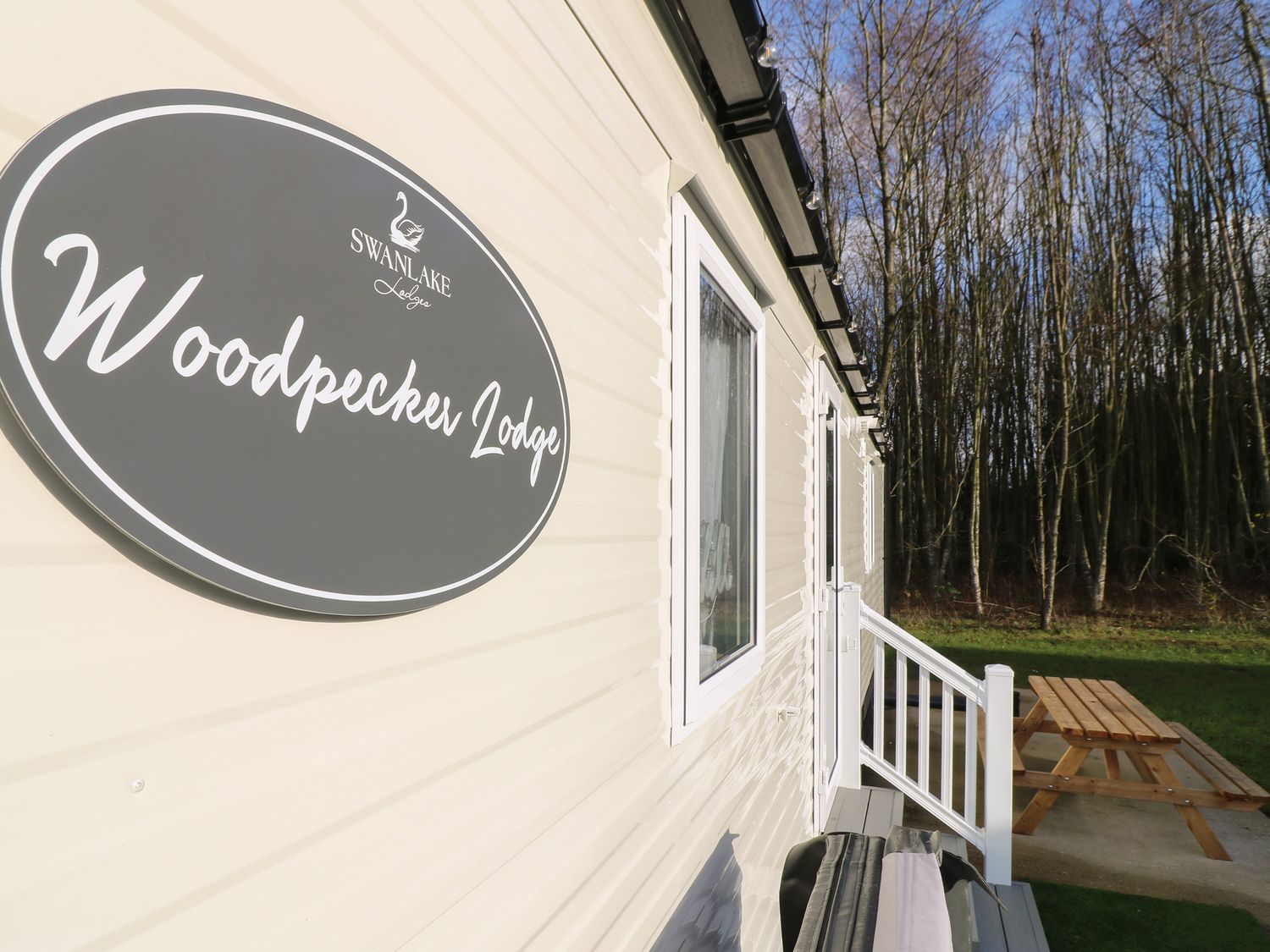 Swan Lake Lodges 3, Swannington, Leicestershire. Hot tub. Enclosed garden. Dishwasher. Single-storey