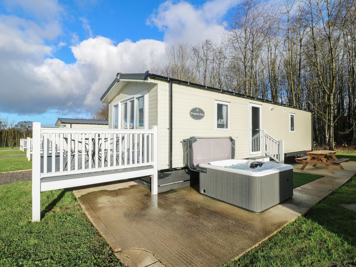 Swan Lake Lodges 3, Swannington, Leicestershire. Hot tub. Enclosed garden. Dishwasher. Single-storey