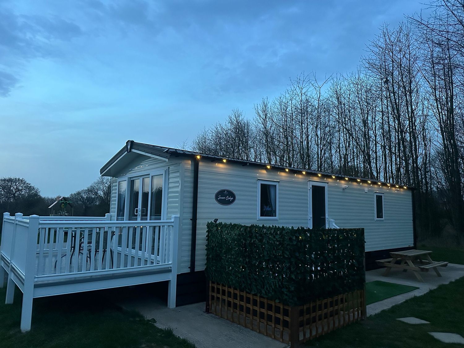 Swan Lake Lodges 3, Swannington, Leicestershire. Hot tub. Enclosed garden. Dishwasher. Single-storey