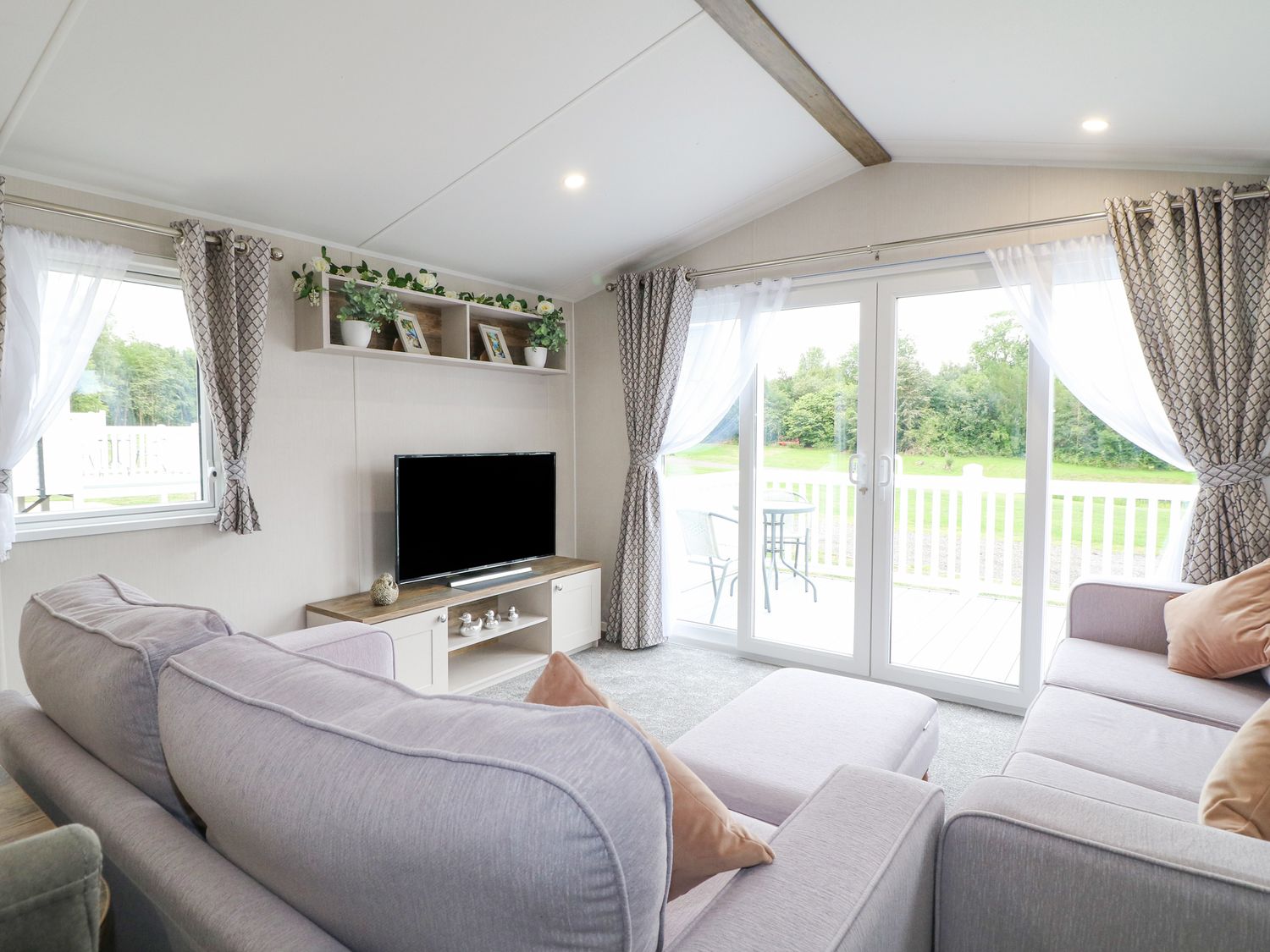 Swanlake Lodges 4 in Swannington, Leicestershire. Smart TV. Single-storey. Family-friendly. Hot tub.