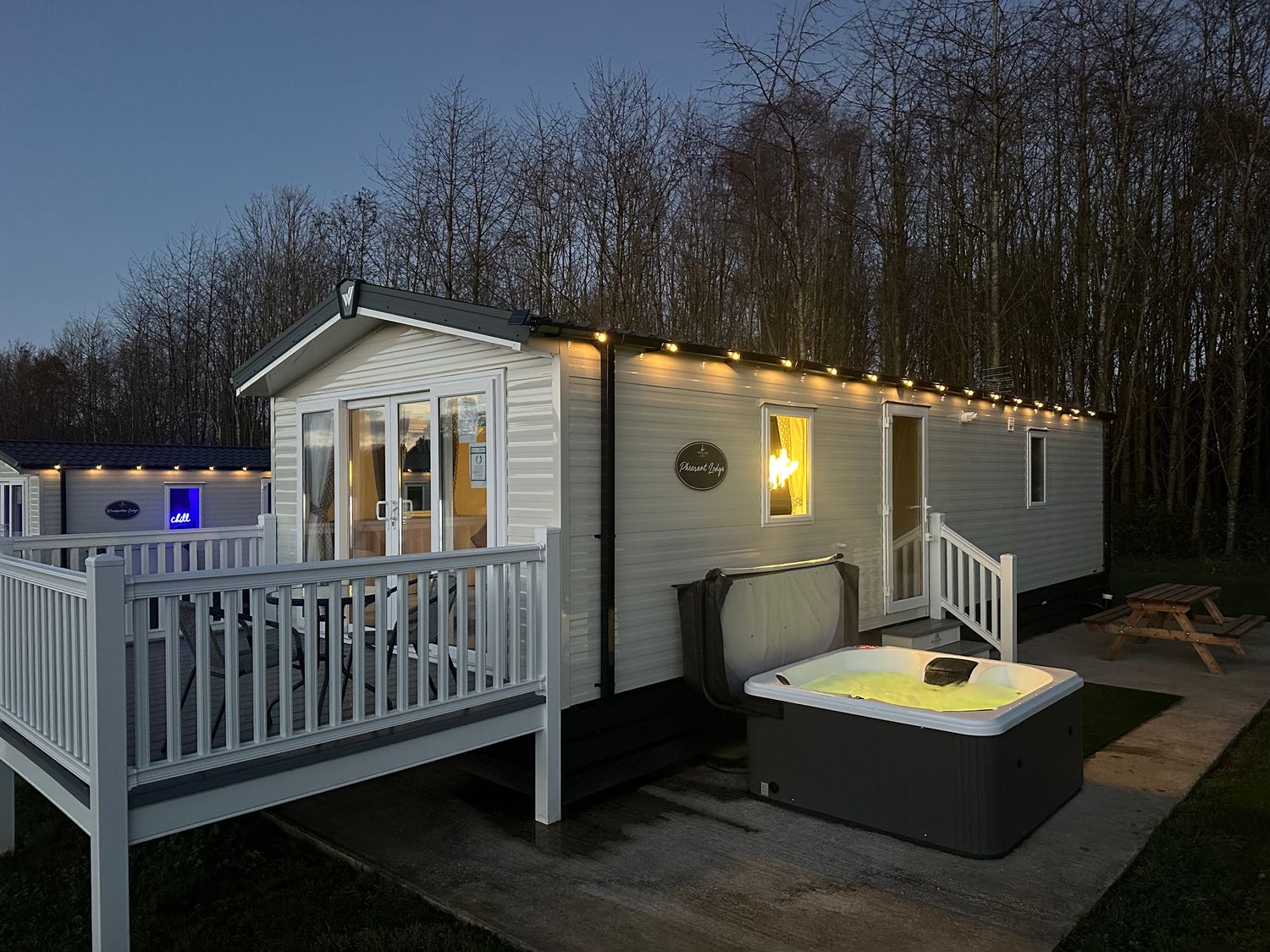 Swanlake Lodges 4 in Swannington, Leicestershire. Smart TV. Single-storey. Family-friendly. Hot tub.