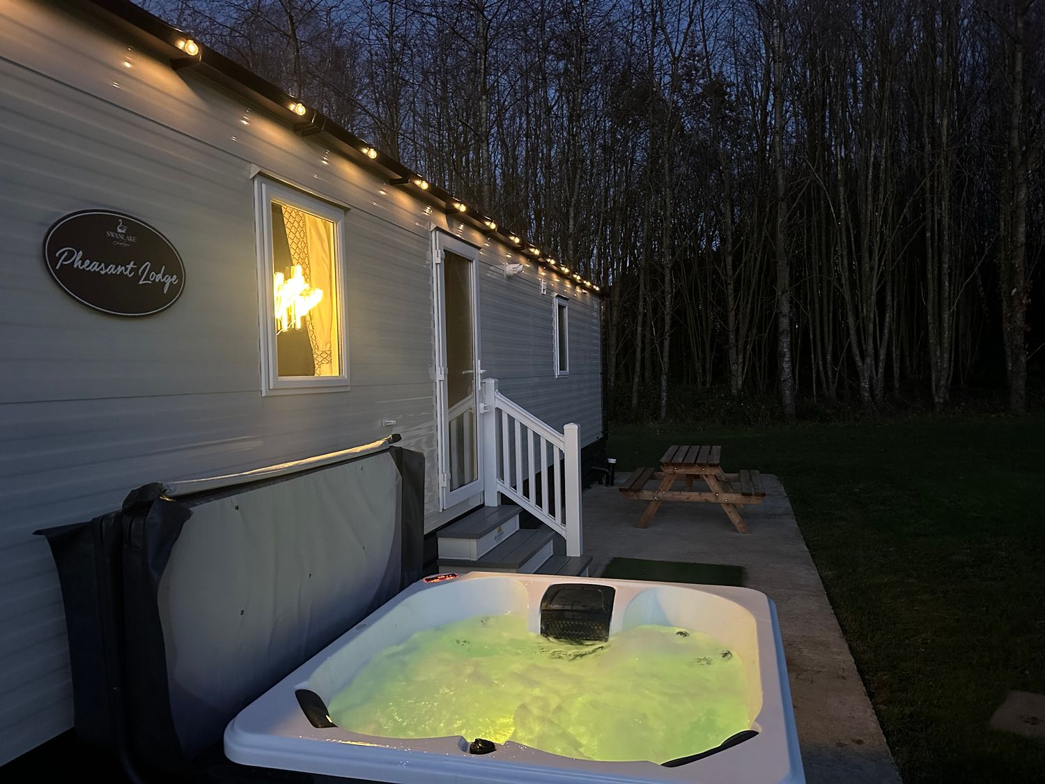 Swanlake Lodges 4 in Swannington, Leicestershire. Smart TV. Single-storey. Family-friendly. Hot tub.