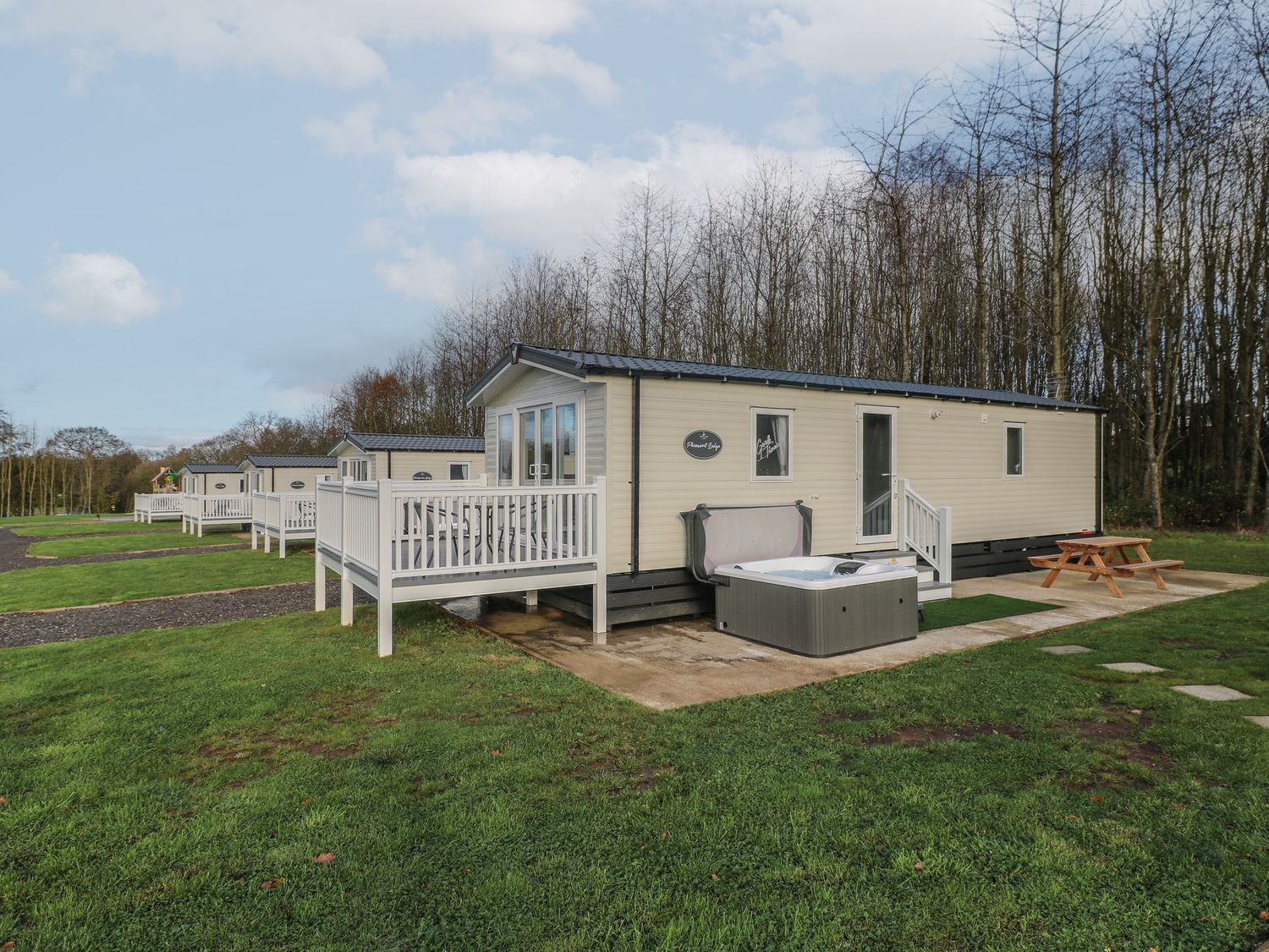 Swanlake Lodges 4 in Swannington, Leicestershire. Smart TV. Single-storey. Family-friendly. Hot tub.