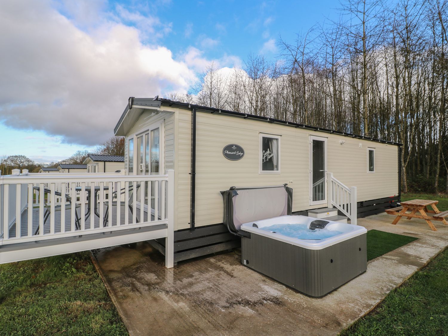 Swanlake Lodges 4 in Swannington, Leicestershire. Smart TV. Single-storey. Family-friendly. Hot tub.