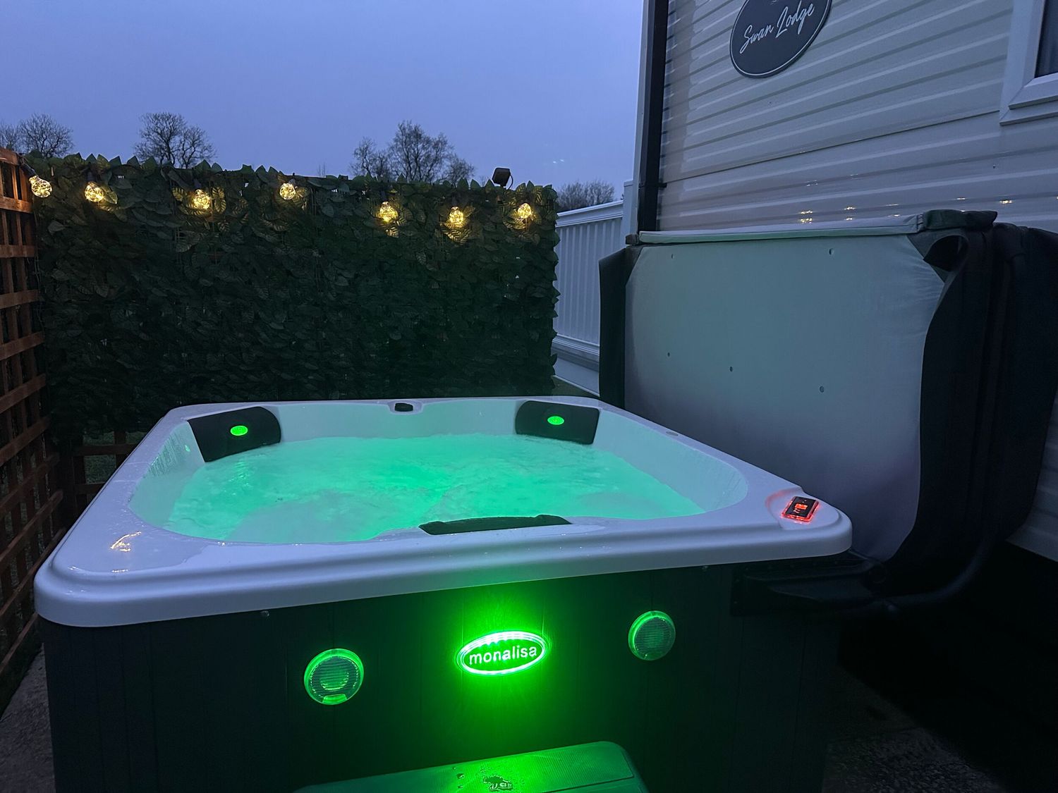 Swanlake Lodges 4 in Swannington, Leicestershire. Smart TV. Single-storey. Family-friendly. Hot tub.
