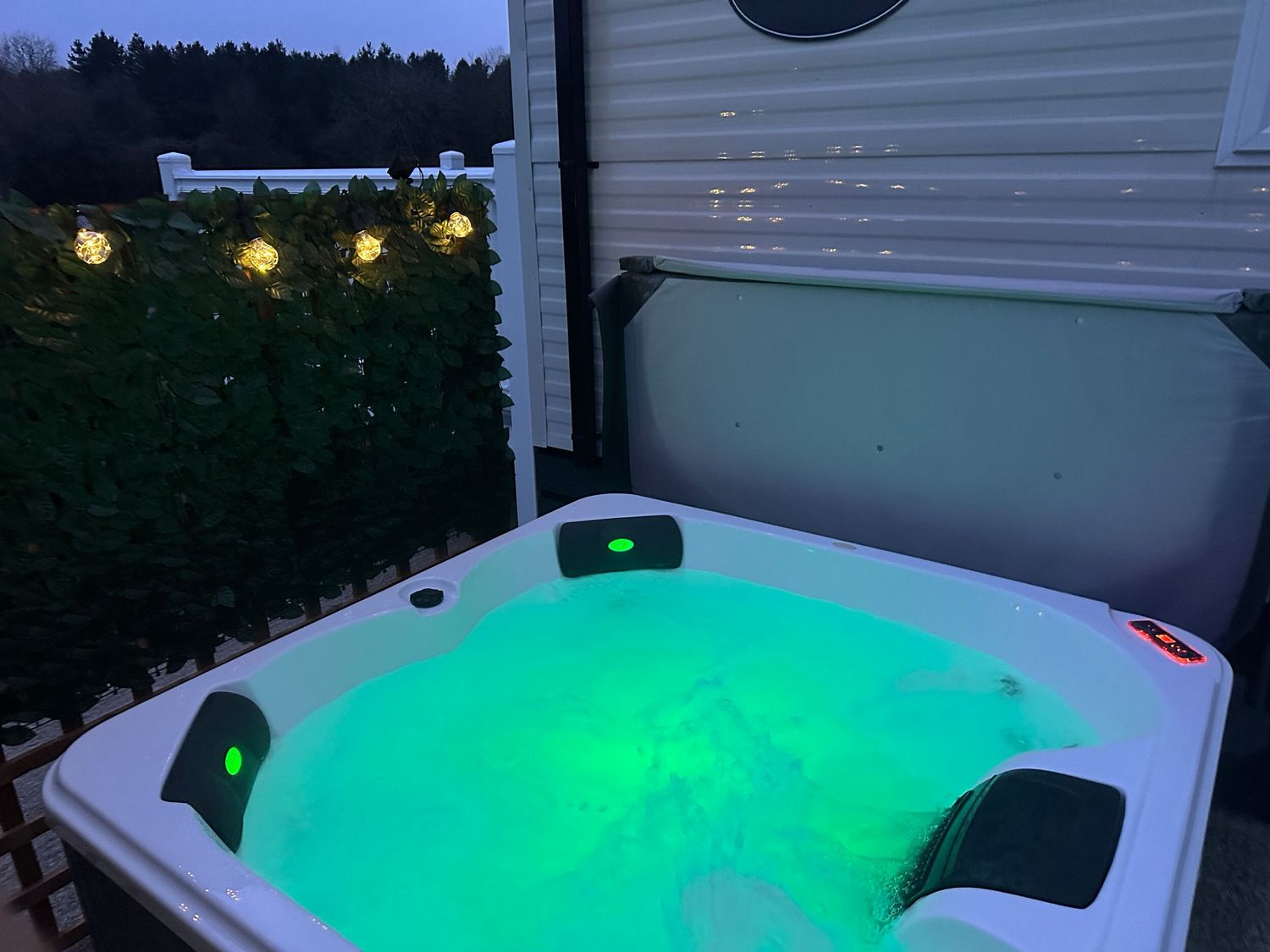 Swanlake Lodges 4 in Swannington, Leicestershire. Smart TV. Single-storey. Family-friendly. Hot tub.