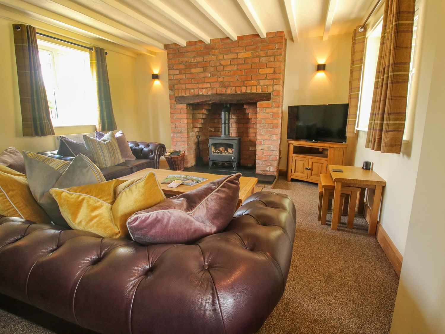 1 Clarkes Lane in St Martins, Shropshire. Woodburning stove. Games room. Hot tub. Pet-friendly. WiFi