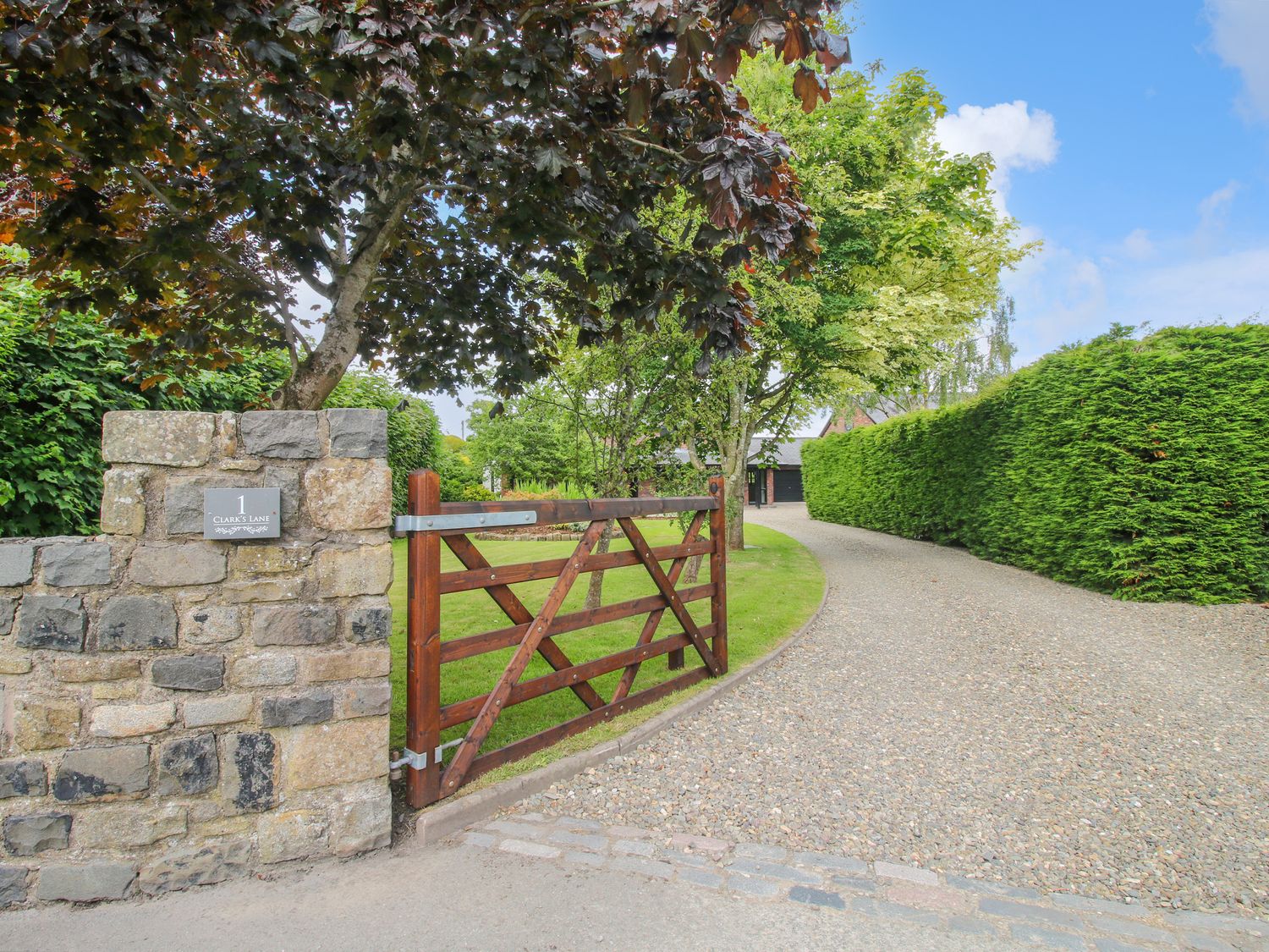 1 Clarkes Lane in St Martins, Shropshire. Woodburning stove. Games room. Hot tub. Pet-friendly. WiFi