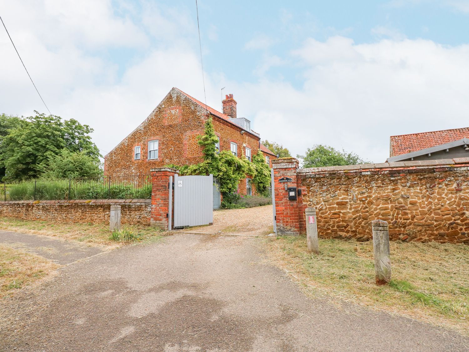 Malthouse Farm, Heacham, Norfolk. Hot tub. Open fire. Pet-friendly. Near amenities. Off-road parking