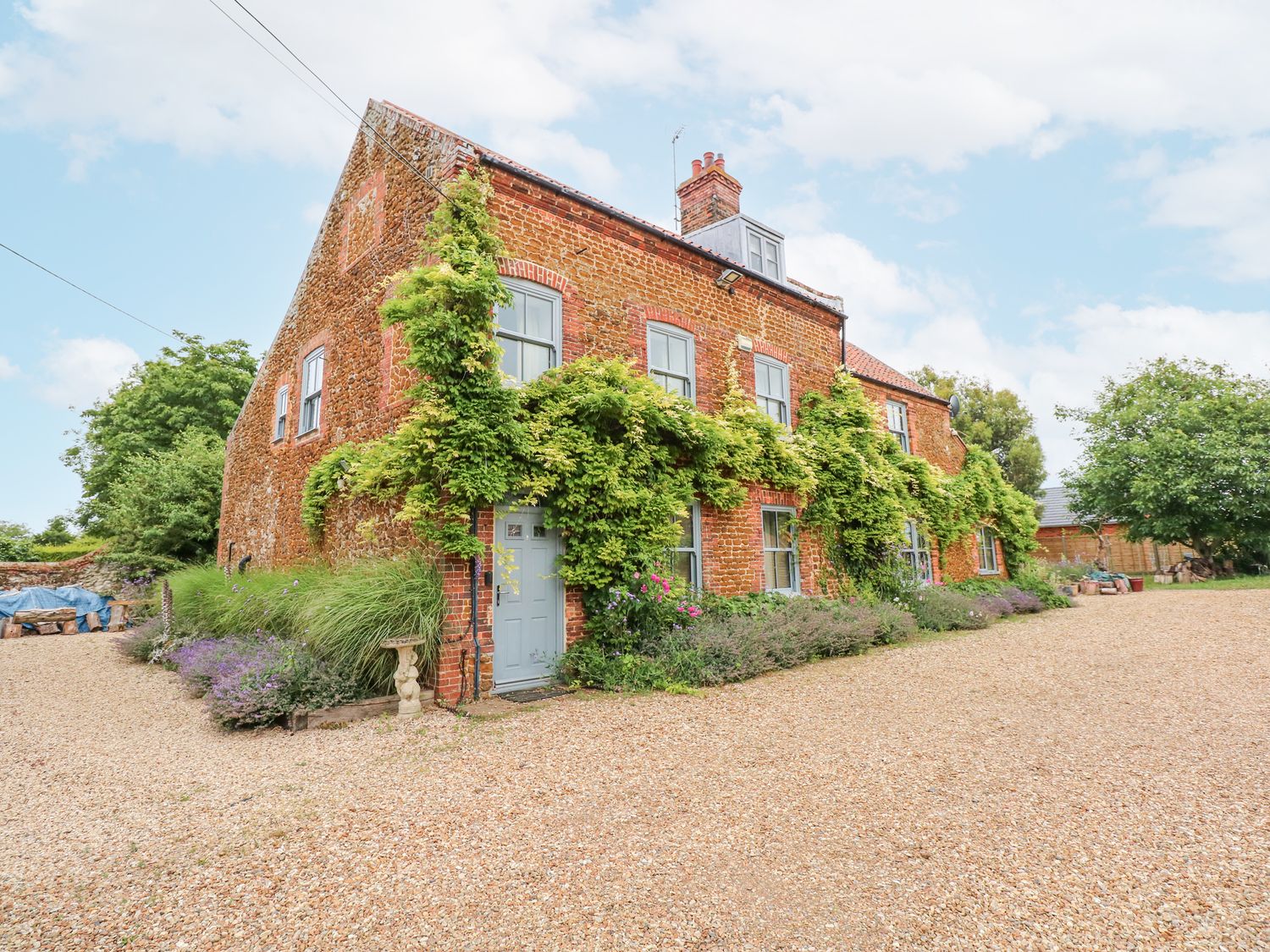 Malthouse Farm, Heacham, Norfolk. Hot tub. Open fire. Pet-friendly. Near amenities. Off-road parking