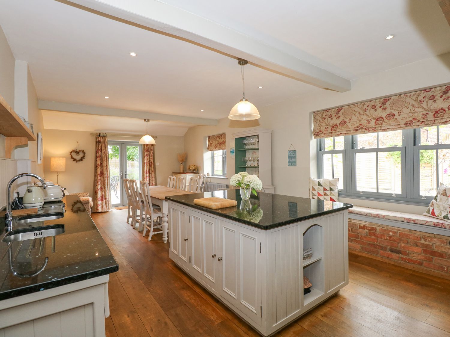 Malthouse Farm, Heacham, Norfolk. Hot tub. Open fire. Pet-friendly. Near amenities. Off-road parking