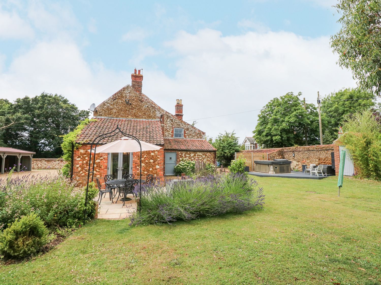 Malthouse Farm, Heacham, Norfolk. Hot tub. Open fire. Pet-friendly. Near amenities. Off-road parking